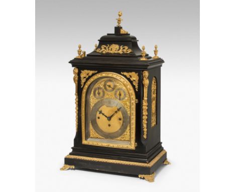   Bracket Clock England, 1.Hälfte 19.Jh. Schwarzes Holzgehäuse mit vergoldeten Bronzeappliken, Zapfen und seitlichem Bronzezi