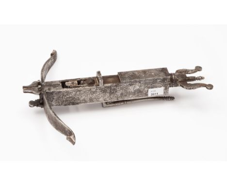   Hand-Armbrust Italien, wohl 17.Jh., Eisen, Säule viereckig, seiten reich ziseliert mit floralem Dekor. Bolzenlager. Gewinke