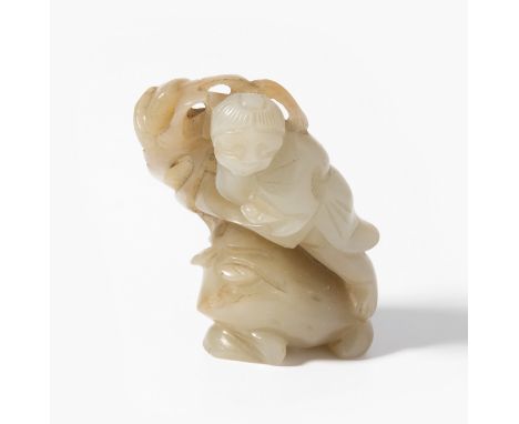  Jadeschnitzerei China, um 1900. Celadonfarbene Jade. Liu Haichan mit dreibeiniger Kröte. H 5,2 cm.  Schweizer Privatsammlun