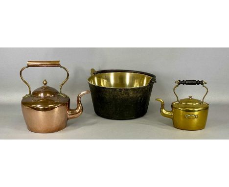 19TH CENTURY METALWARE, including circular copper kettle, 30cms (h), circular brass skillet with steel swing handle, 33cms (d