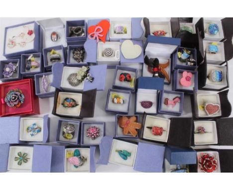 Group of contemporary gem and paste set costume rings including a Butler &amp; Wilson flower ring in box and other costume je