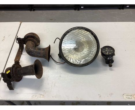 Group of automobilia to include a vintage car headlight, speedometer and car horn