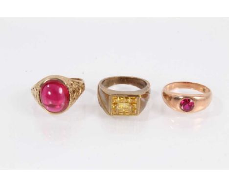 9ct gold red cabochon ring with carved scroll shoulders, size U½, 9ct gold ring set with a round mixed cut red synthetic ston