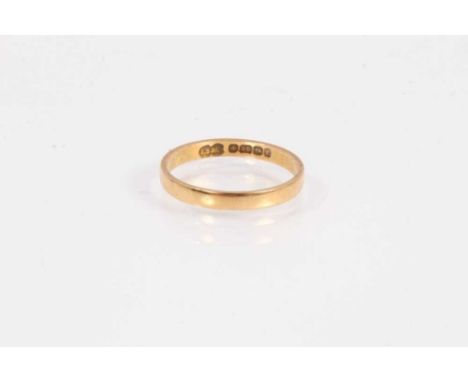 22ct gold wedding ring (Birmingham 1979), size O½- PWeight 2.5 grams 