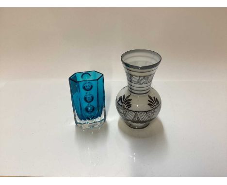 Whitefriars Kingfisher Blue Traffic Light vase, 11.5cm high together with an enamelled Murano glass vase, 14.5cm high (2)