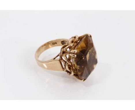 9ct gold citrine cocktail ring in claw setting with a woven rope twist setting, size, NShank stamped 9ct and weighs 10.6 gram