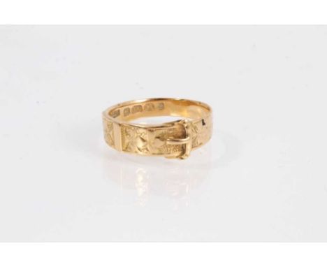 18ct gold buckle ring with engraved foliate decoration (Birmingham 1924), size R½Weight 4.4 grams 