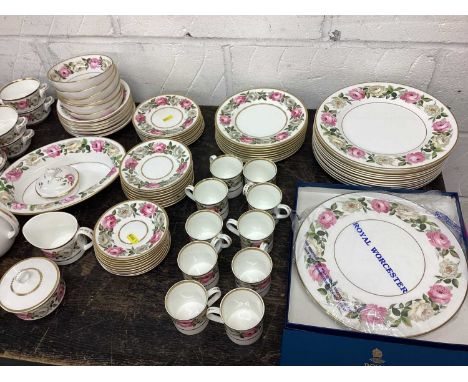 Royal Worcester Royal Garden pattern tea, coffee and dinner service - 105 pieces