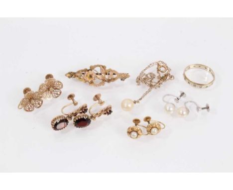 Four pairs of 9ct gold mounted screw back earrings, 9ct gold brooch, 9ct gold ring and pearl pendant on 9ct gold chainTotal w