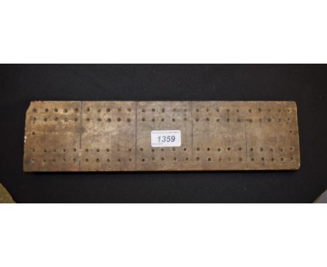 An early 19th century marble tavern cribbage board, 35cm wide 