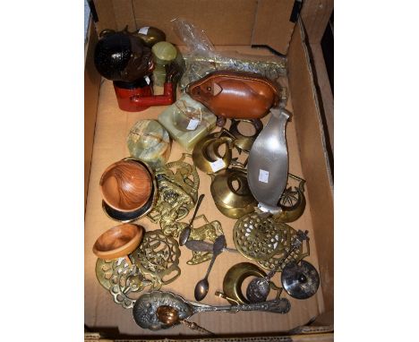 A Jolly coin bank; a novelty leather pig coin bank; an onyx desk weight, another, an onyx ashtray; brass horsebrasses; an alu