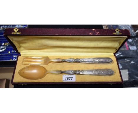 A cased horn serving fork and spoon, silver handles