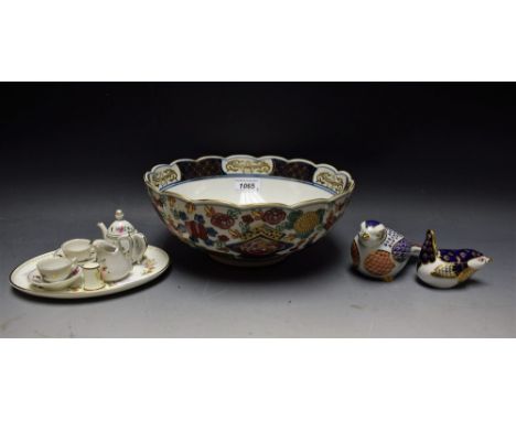 A Royal Crown Derby paperweight, bird, silver stopper; a Japanese export ware Imari palette fruit bowl; a similar paperweight