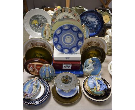 Ceramics - Wedgwood jasperware Christmas plates; Royal Worcester Denby Dale Pie Bicentenary dishes; other collectors and cabi