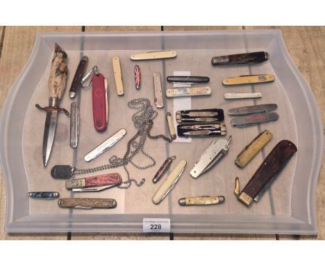 A Selection of vintage pen knives and antique doe hoof handle hunting knife. Vintage Victorinox Swiss army knife. Cased manic