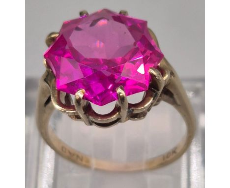 10ct yellow gold and and Pink Sapphire gem stone. Ring size K. 3.89Grams. 