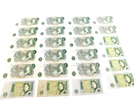 Elizabeth II £1 notes, some mint and uncirculated, Chief Cashiers DHF Somerset, J B Page and L K O'Brien, some consecutive nu