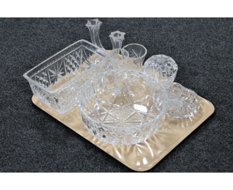 A tray of assorted crystal fruit bowl, planter, vases etc 
