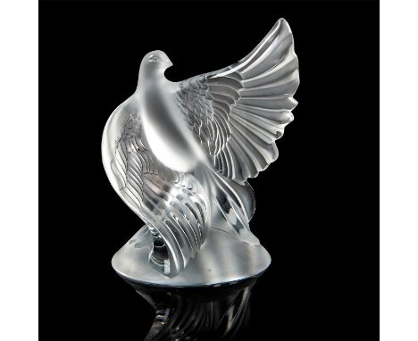 Finely crafted centerpiece of a peace dove with outstretched wing in the art deco style. Lalique factory label. Lalique Franc