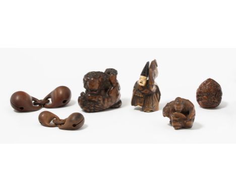 Lot: 4 Holz-Netsuke und 2 GlockenJapan, 19./20.Jh. Holz. Ein Paar Shishi-Löwen. Signiert Tomoharu. L 5 cm. / Netsuke in Form 