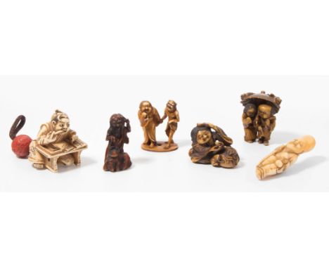 Lot: 6 Netsuke Japan, 19./20.Jh. Elfenbein/Mammutzahn. Glücksgott, Fukurokuju. H 5,5 cm. / Kalligraphie übender Junge. Signie