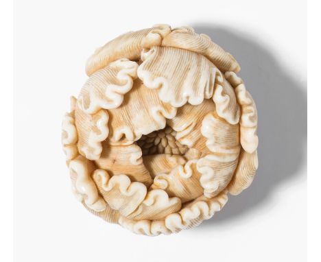 Netsuke von Kagei Dosho (1828–1884) Japan, 19.Jh. Elfenbein. Signiert Dosho. Päonienblüte. H 2,6, D 3,9 cm.This item is not l