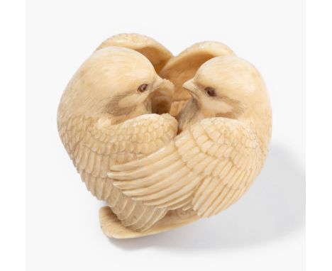 Netsuke von Saito Yasufusa (1931–) Japan, 20.Jh. Elfenbein. Signiert Yasufusa. Zwei Singvögel, die sich mit ihren Schwingen u