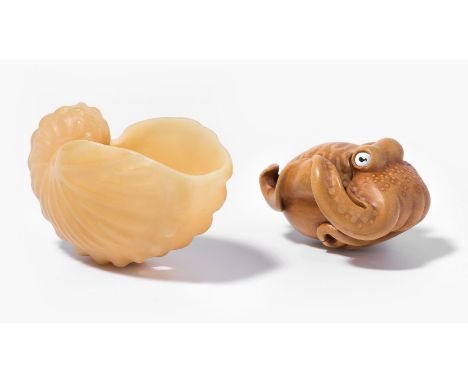 Holz-Netsuke von Susan Wraight (Berkshire 1955–)England, 1990. Buchsholz und vermutlich Corozo-Nuss. Signiert SW auf Goldplak