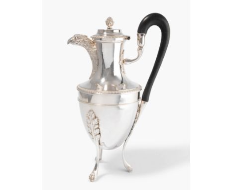 Grosse Cafetière, Paris1798–1809. Silber. Meistermarke Antoine-Henry Dubois. Ovoider Korpus mit eingezogener Schulter auf Tat