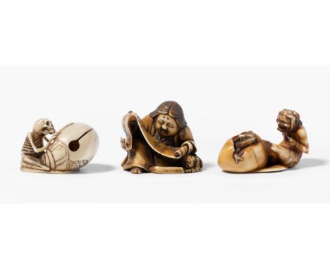 Lot: 3 Netsuke Japan, 19./20.Jh. Elfenbein. Okame mit Schriftrolle. Signiert Seiya. H 3,5 cm. / Mokugyo läutendes Skelett. Si