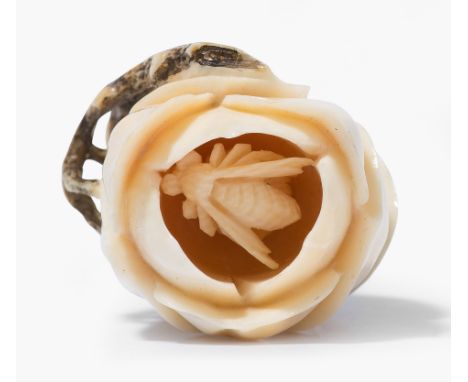 Netsuke Japan, Spätes 19.Jh. Elfenbein. Signiert Hisao Rangû. Magnolienblüte, innen eine Biene. H 4,6 cm.This item is not leg