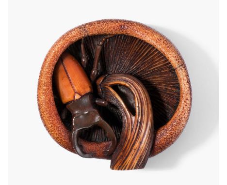 Netsuke von Guy Shaw (1951–2003)England, 2.Hälfte 20.Jh. Holz. Signiert mit Monogramm GS auf Goldplakette. Hirschgeweih. Hirs