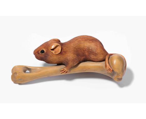 Netsuke von Cornel Schneider (1965–)Schweiz, Ende 20.Jh. Buchsbaum. Signiert CS auf goldener eingelegter Plakette. Maus auf H