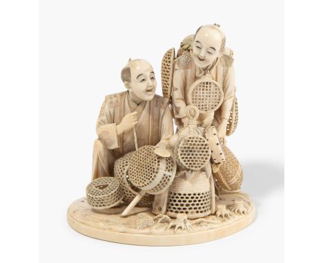 Okimono Japan, Meiji-Zeit. Elfenbein. Signiert Toshi mit Kao. Zwei lachende Korbflechter bei der Arbeit, ihre Waren um sich g