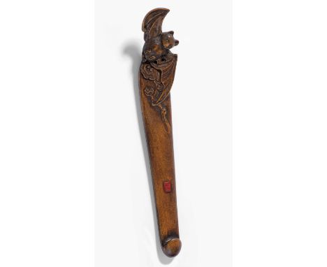 Holz-Sashi-Netsuke von Shogyoku (tätig Mitte 19.Jh.) Buchsbaum. Signiert Shoyoku in einer Rotlack-Kartusche. Bekrönt mit Fled