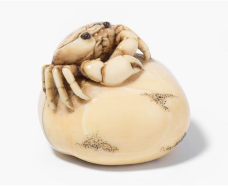 Netsuke von Hogen Rantei Japan, spätes 18. / frühes 19.Jh. Elfenbein. Signiert Hogen Rantei. Krebs auf einer Kaki-Frucht. Ohn