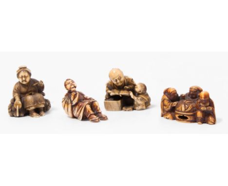 Lot 4 Netsuke Japan, 19./20.Jh. Elfenbein. Die drei Glücksgötter Ebisu, Hotei und Fukurokuju umgeben den Schatzberg. Signiert