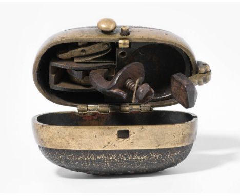 Hiuchidôgu-NetsukeJapan, 19.Jh. Sentoku. Feuerzeug als Netsuke. Dose mit Scharnierdeckel aus Messing mit Blumendekor mit Silb