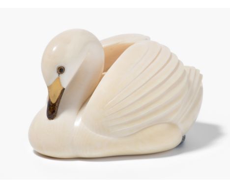 Netsuke von Muramatsu Shingetsu (Tokio 1934–) Elfenbein, teilweise bemalt. Signiert Shingetsu. Schwan. L 5 cm.This item is no