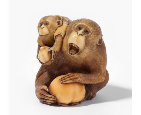 Netsuke von Masatami Japan, 2.Hälfte 19.Jh. Elfenbein. Signiert Masatami. Affenvater mit Kaki-Frucht in der Hand. Auf seiner 