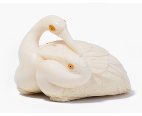 Netsuke von Katsutoshi Saito, Bishu (Tokio 1943–)Japan, ca.1987. Mammut-Stosszahn. Signiert mit Siegel, Bishu. Kranichpaar. L