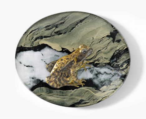 Netsuke von Gernot Schluifer (1941–2008)Österreich, 1992. Kristallstein in Form eines ovalen Handschmeichlers auf passender B