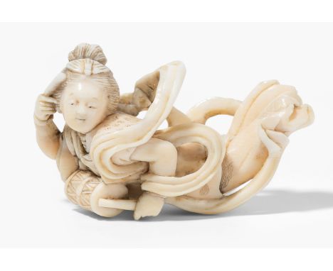 Netsuke Japan, 19.Jh. Elfenbein. Vermutlich signiert Fuju. Ein Tennin (göttliches Wesen) mit wehenden Gewändern, seine Tromme