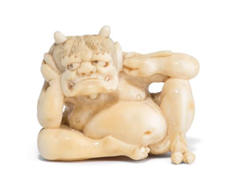 Netsuke Japan, 19.Jh. Elfenbein. Unleserlich signiert. Hockender Oni, der sein Ohr mit der linken Hand putzt. L 3,5, H 3 cm.T
