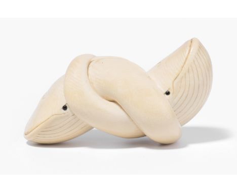 Netsuke von Guy Shaw (1954–2003) England, 1991. Mammutstosszahn und Onyx. Signiert GS bzw. M in zwei Goldplättchen. Zwei Wale