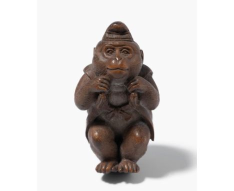 Holz-Netsuke von Ishida HokusaiJapan, 1.Hälfte 20.Jh. Signiert Hokusai. Sarumawashi Affe. H 4 cm. - Fehlstelle.