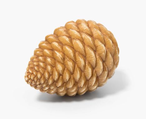 Karakuri-Netsuke Japan, Meiji-Zeit. Elfenbein. Tannenzapfenförmig, im Inneren zwei kleine Figuren von Okina und Ona, geschütz