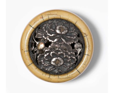 Kagamibuta-Netsuke Japan, 19.Jh. Elfenbeinschale mit durchbrochen gearbeiteter Silber-Platte, eingelegt mit Kupfer und Gold. 