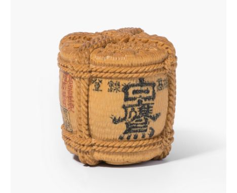 Holz-Netsuke von Nakagawa Tadashi (Ise 1947–)Japan, Ende 20.Jh. Tsuge-Holz. Signiert Tadashi. Komodaru-Fass von der Hakutaka 