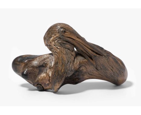 Netsuke von Rudi Mineur (Holland 1945–)Schwemmholz. Signiert RM auf Perlmutt-Plakettchen. Reiher füttert Junges. H 6,5 cm.